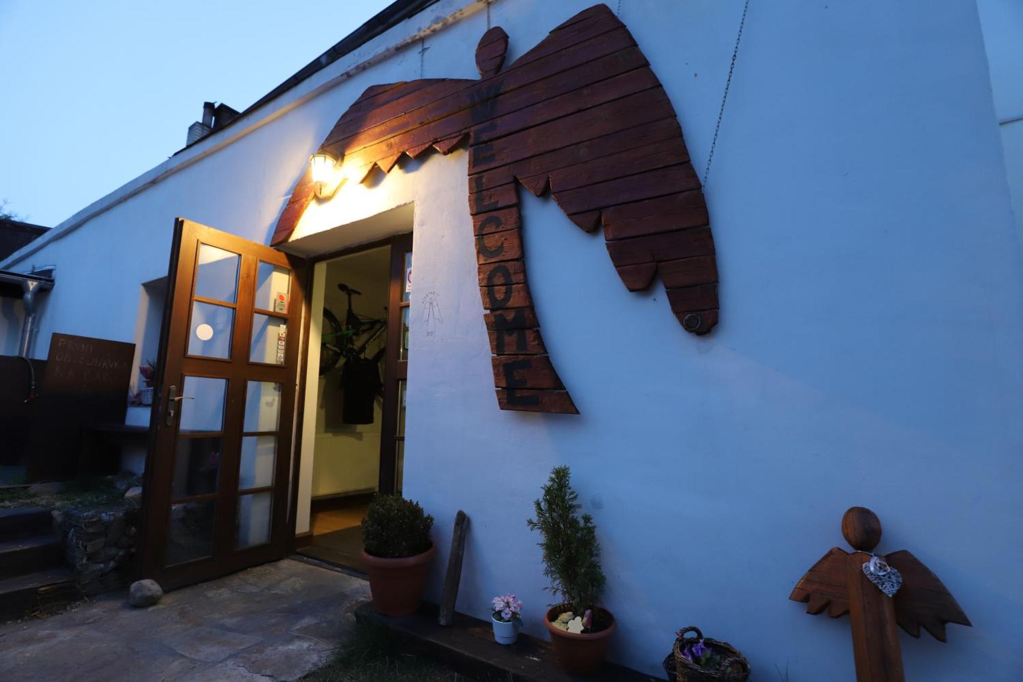 Bike Bistro A Penzion U Vsech Andelu ノヴェー・ムニェスト・ポト・スムルケム エクステリア 写真