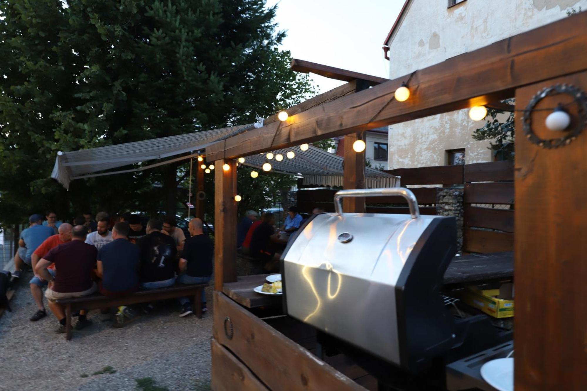 Bike Bistro A Penzion U Vsech Andelu ノヴェー・ムニェスト・ポト・スムルケム エクステリア 写真